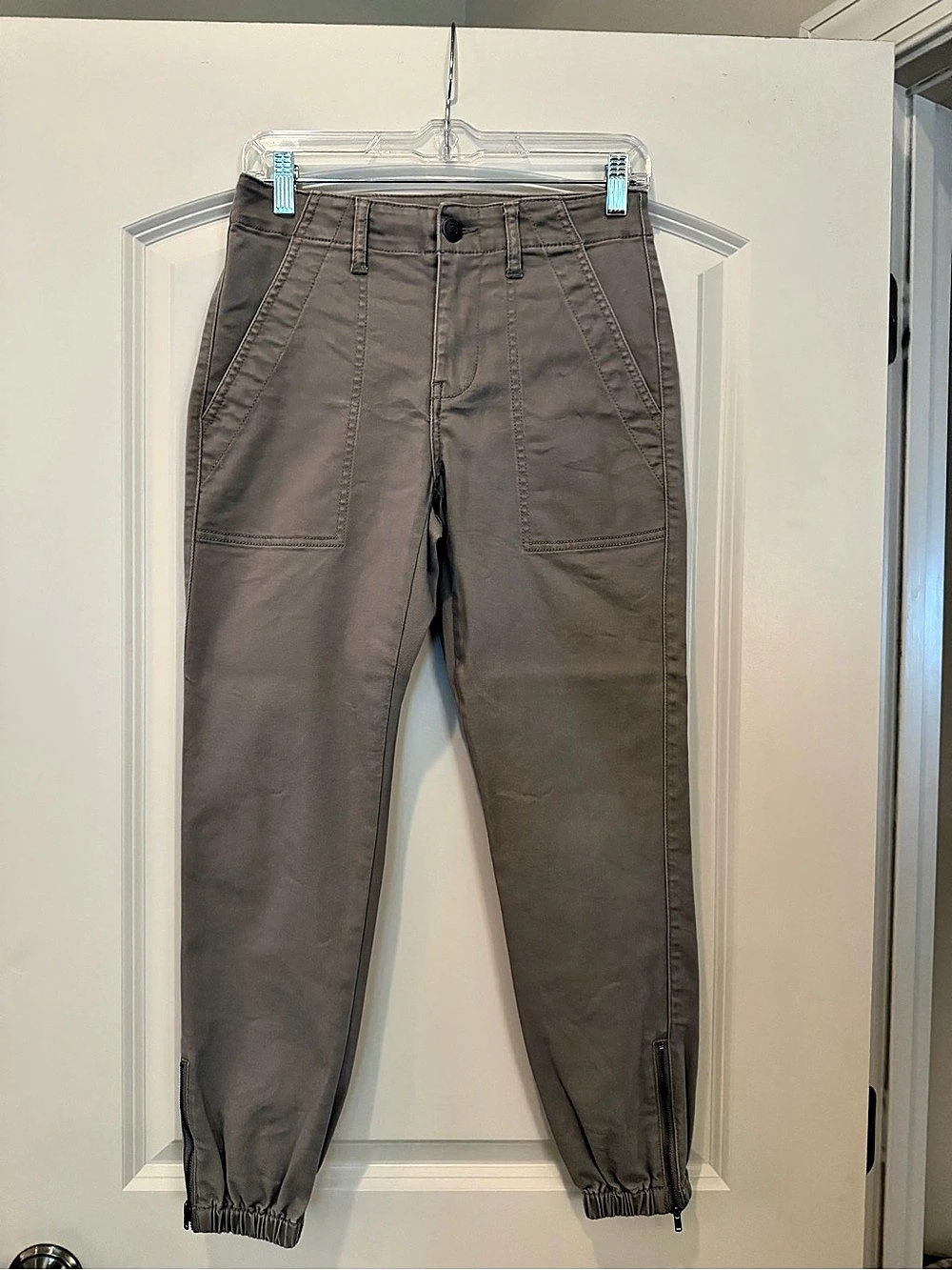 Cabi Compass Pant #4697 in Chinchilla gray. Size 0